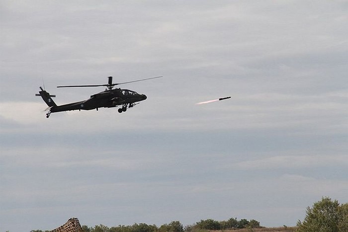 Trực thăng Apache của quân đội Hy Lạp phóng tên lửa diệt mục tiêu
